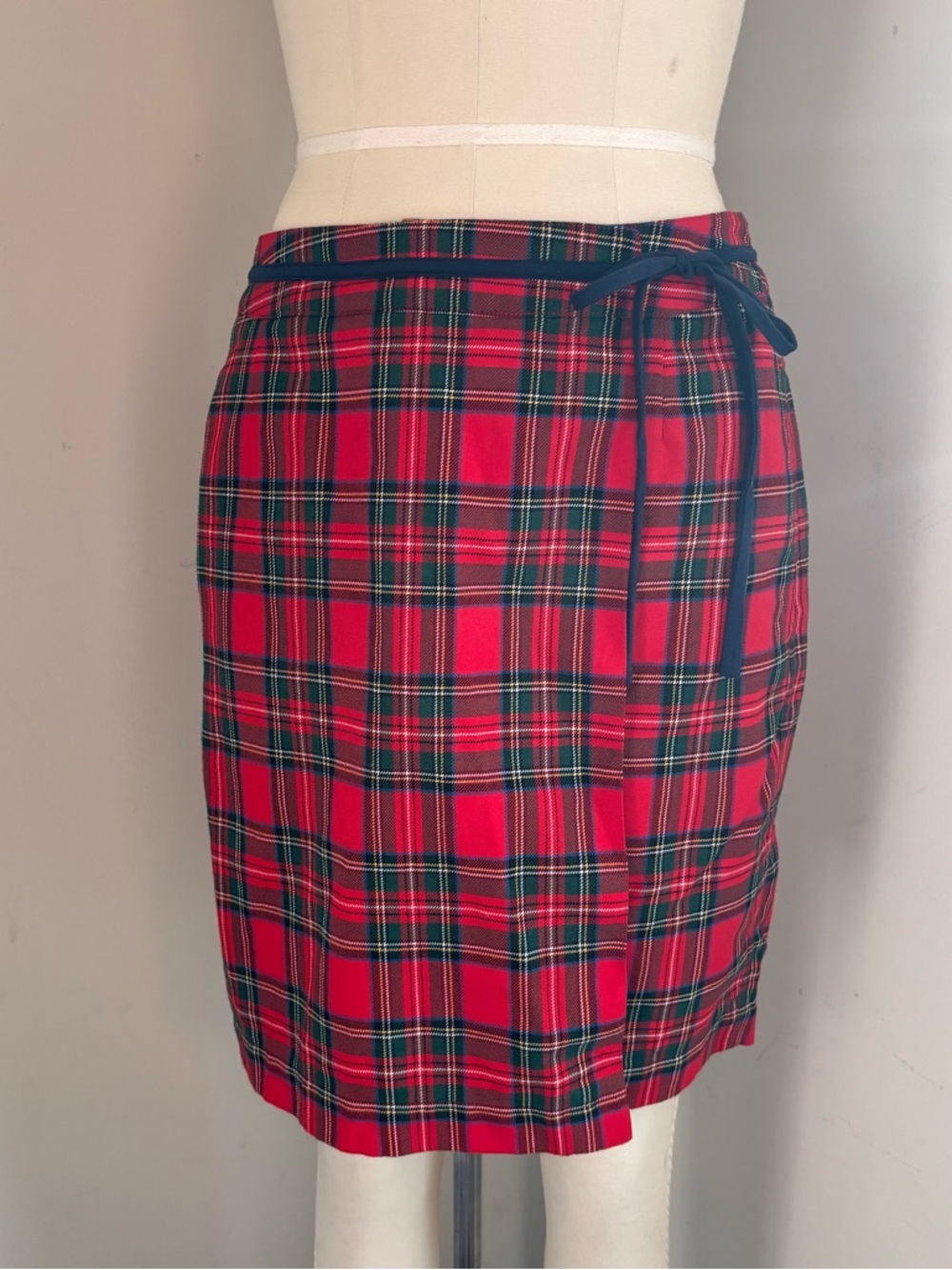 Vintage Liz Claiborne red plaid skirt / Skort  with tie waist